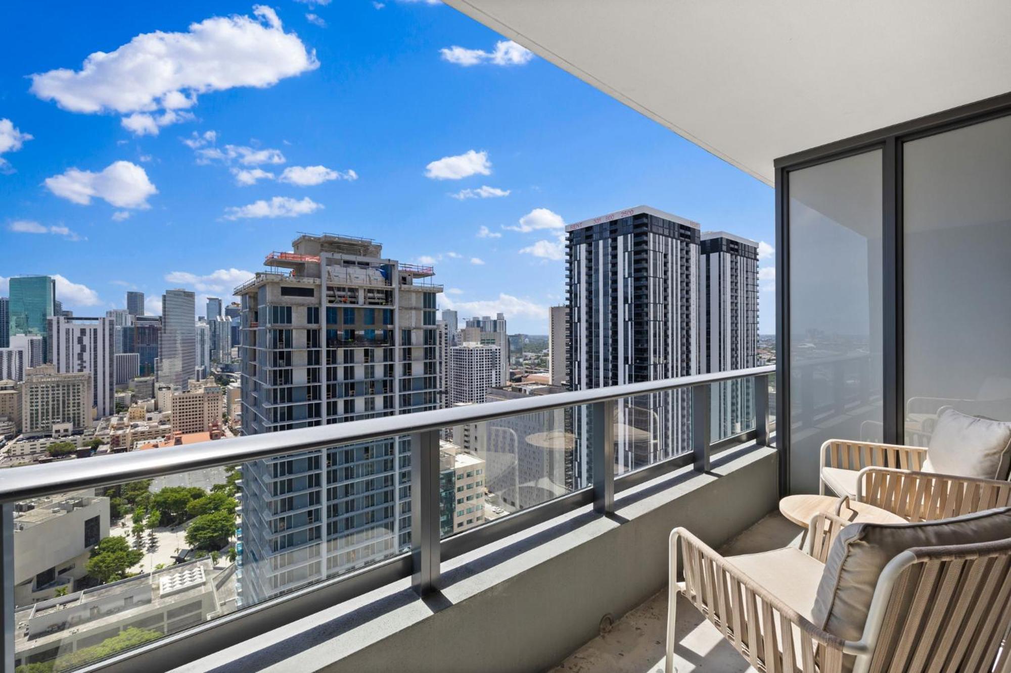 Apartment Exclusive W Free Parking & Facilities In-room