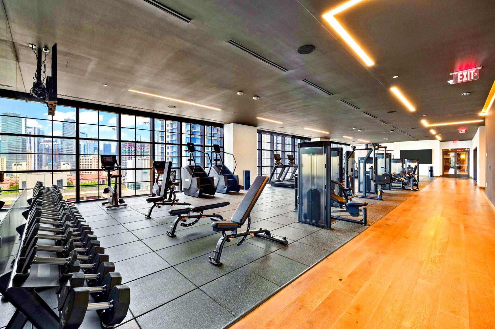 Exclusive W Free Parking & Facilities In-room *
